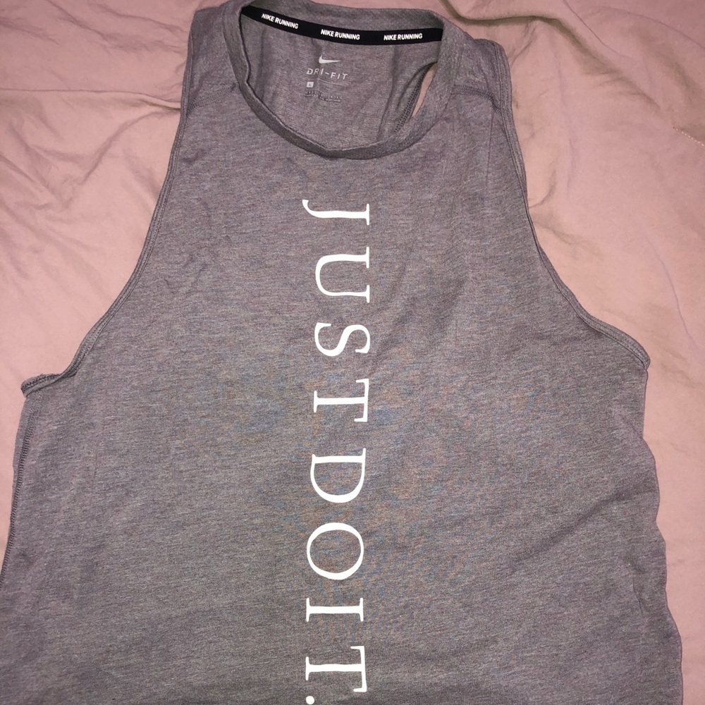 Women’s Nike exercise top. Very good condition.
